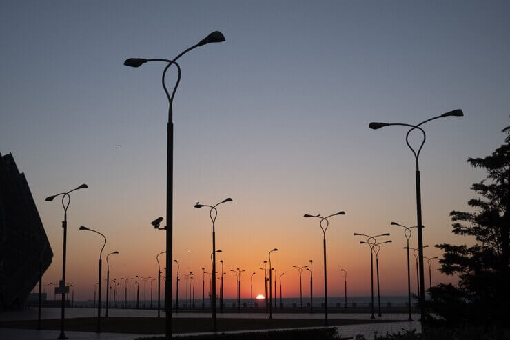 iluminação-externa-postes-metálicos